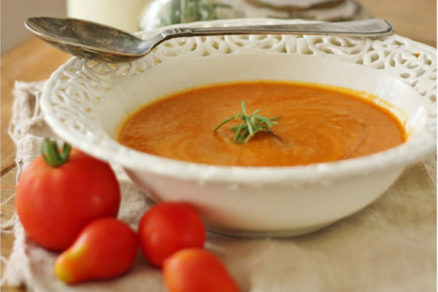 Jesenná polievka z pečenej tekvice a rajčín