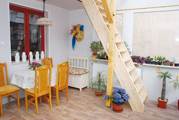 Pevné a ľahké drevené schody vhodné nielen na chalupu