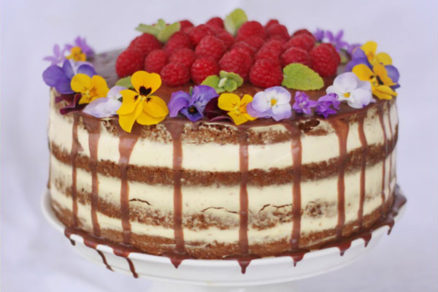 Lahodná maková torta s vanilkovým krémom a malinami