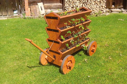Drevený vozík „jahodník” pre vypestovanie chutných jahôd na malom priestore