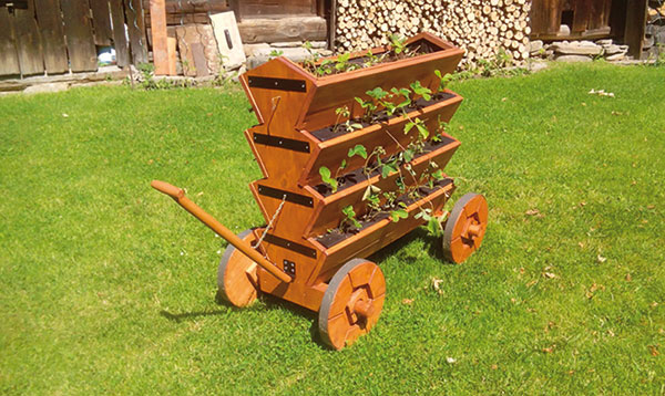 Drevený vozík „jahodník” pre vypestovanie chutných jahôd na malom priestore